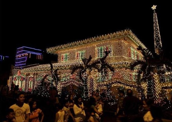 Decorações externas casa de natal fachada com milhões de luzes de fada nas filipinas