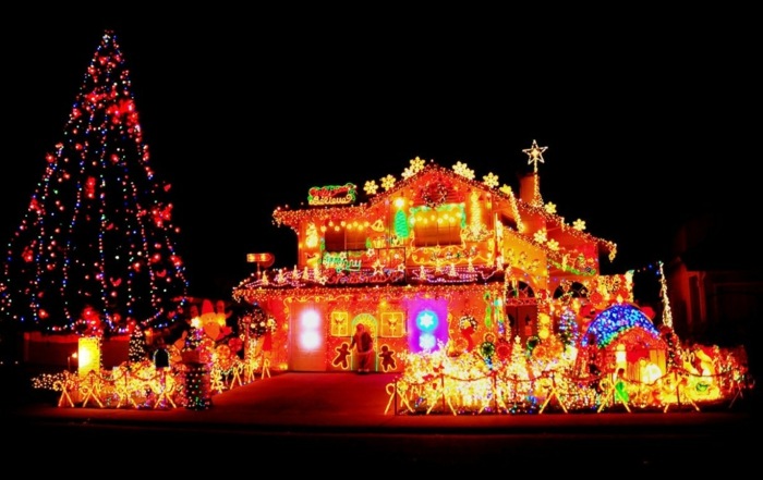 decorações ao ar livre para luzes de fadas de natal no jardim da frente de um pinheiro exuberante