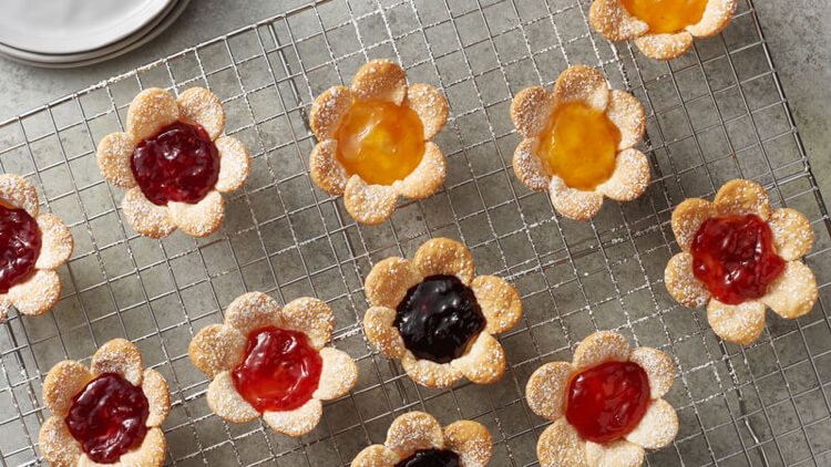 Faça biscoitos de flores para a Páscoa com as crianças