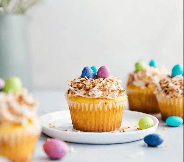 Bolinhos para a receita de Páscoa com ovos de chocolate