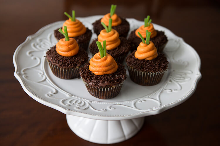 Asse muffins de beterraba com as crianças para a receita de Páscoa