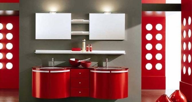 Banheiro com design - detalhes em vermelho - dois espelhos de parede ousados