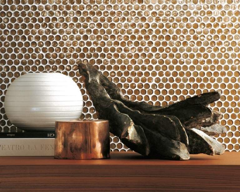 Banheiro-design-azulejos-mosaico-moderno-ouro-extra-luz