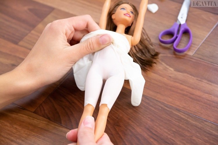 Faça você mesmo as roupas da Barbie. Corte a luva de borracha