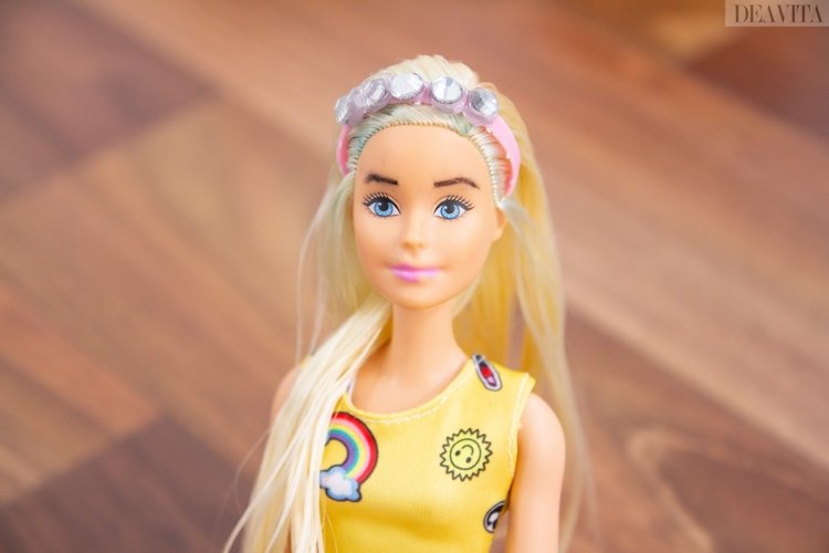 Os próprios acessórios da Barbie dão dicas sobre as coisas