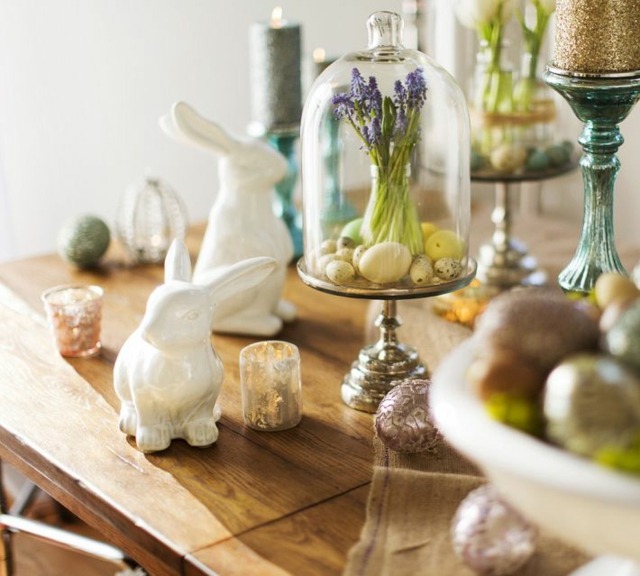 Coelhinho de mesa de madeira com ovos de Páscoa, lanternas de brilho, elementos