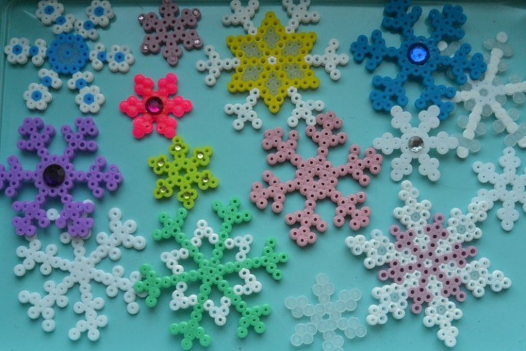 Elaboração com contas de ferro, flocos de neve, estrelas coloridas, decoração de inverno