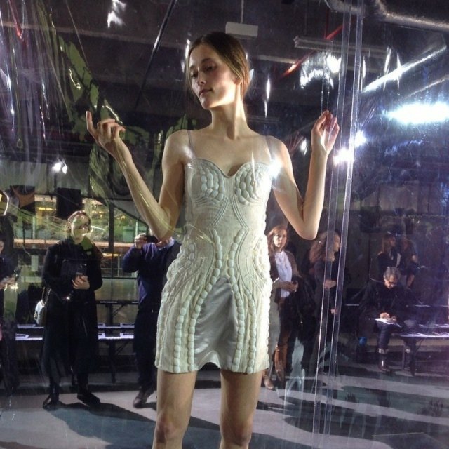 vestido-branco-penteado-com-tranças-Iris-van-Herpen