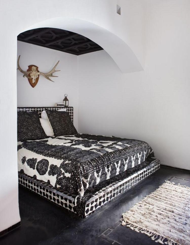 estilo boêmio-quarto-branco-preto-chifres-cama-base-mosaico-pintura de parede