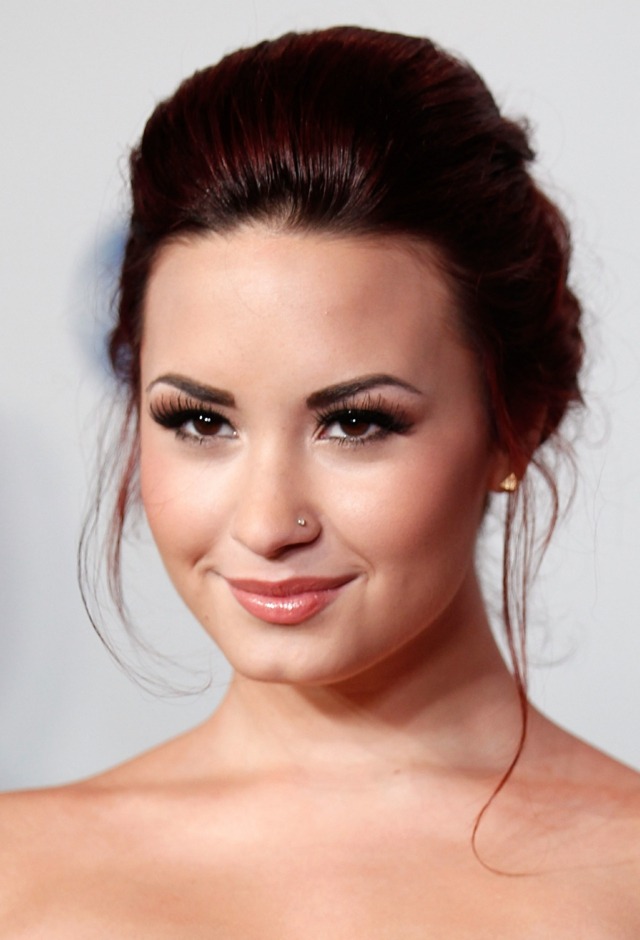 Demi-Lovato-cabelo-para-cima-cílio-falso-nariz-piercing