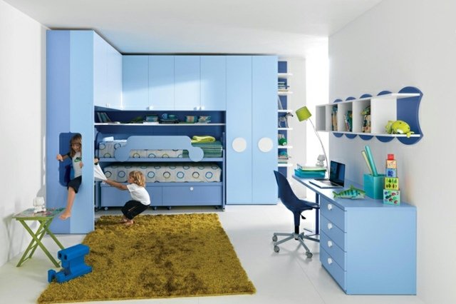 Quarto infantil com estante de parede para cama alta