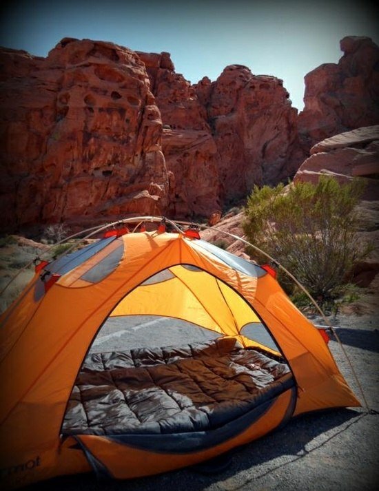 Tenda de montanha com saco de dormir