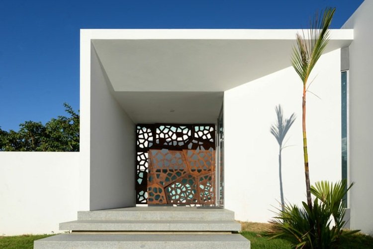 corten aço-tela de privacidade-entrada-villa-concreto-branco-palmeiras