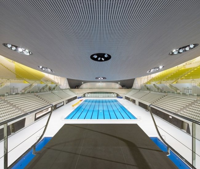 piscina design de teto em londres iluminação embutida