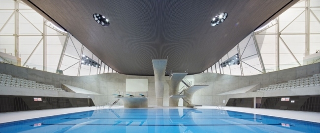 piscina de zaha hadid torres de mergulho de concreto