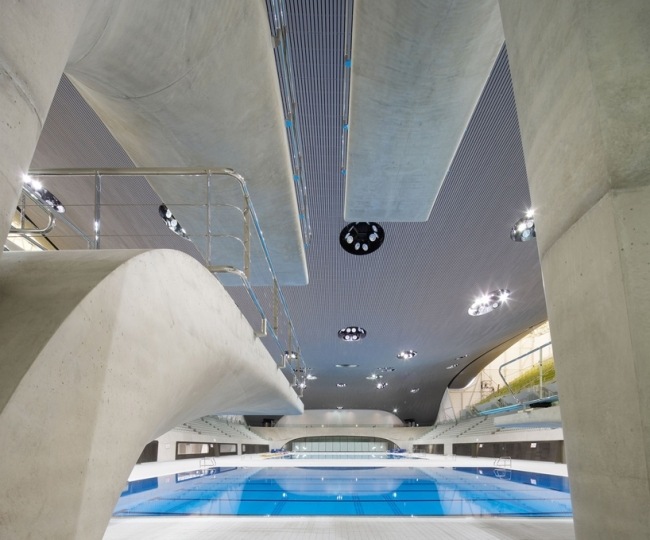 piscina de zaha hadid em Londres ilumina a torre de mergulho abaixo