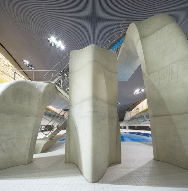 piscina de zaha hadid torres de mergulho forma de concreto