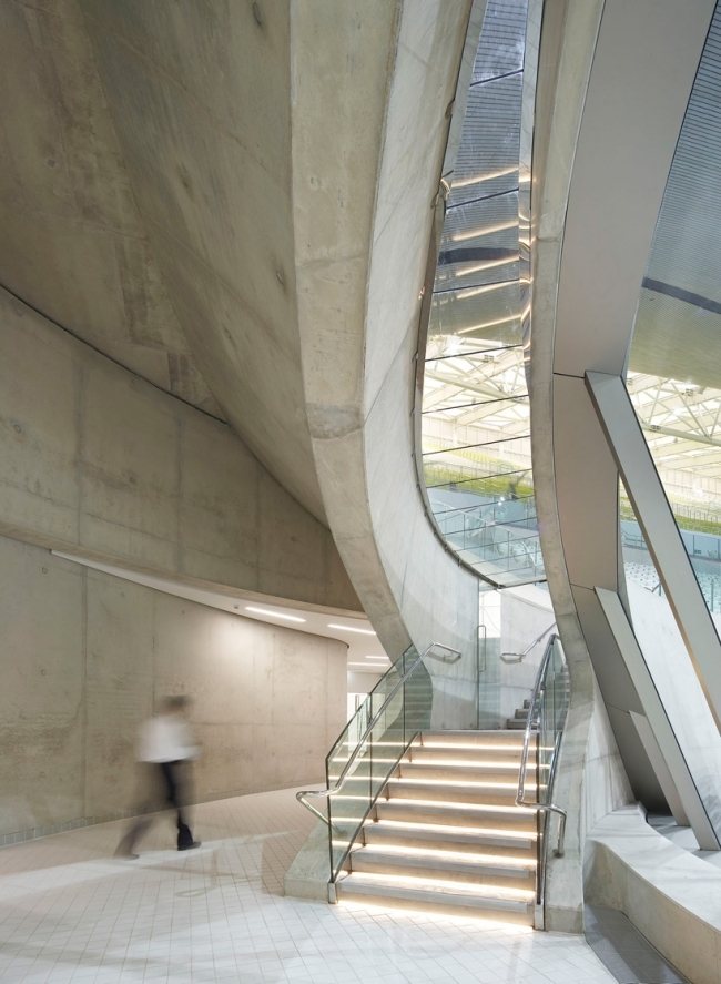 piscina de zaha hadid em londres paredes de concreto exposto teto de vidro