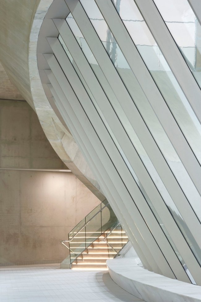 piscina de zaha hadid paredes de vidro inclinadas em Londres