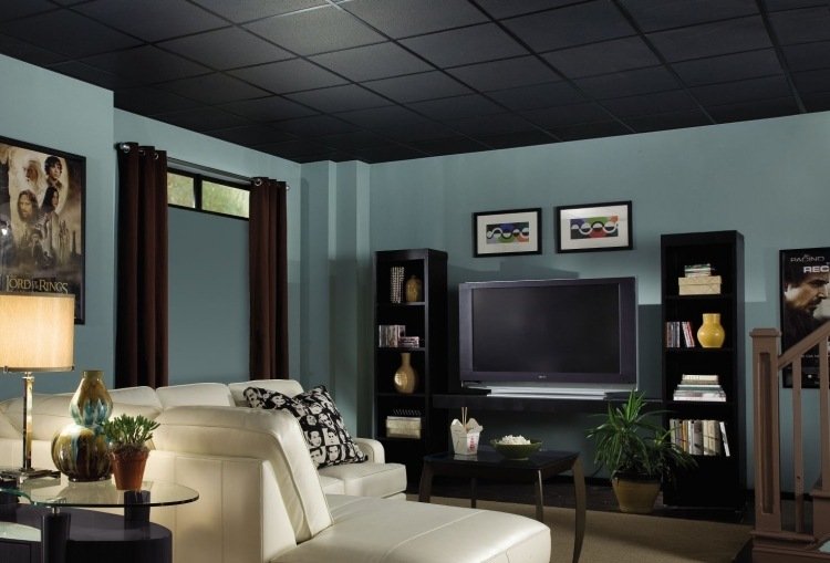 Painéis de teto-colocação-preto-canto-teto-sofá-creme-branco-tv-parede-parede-pintura-azul