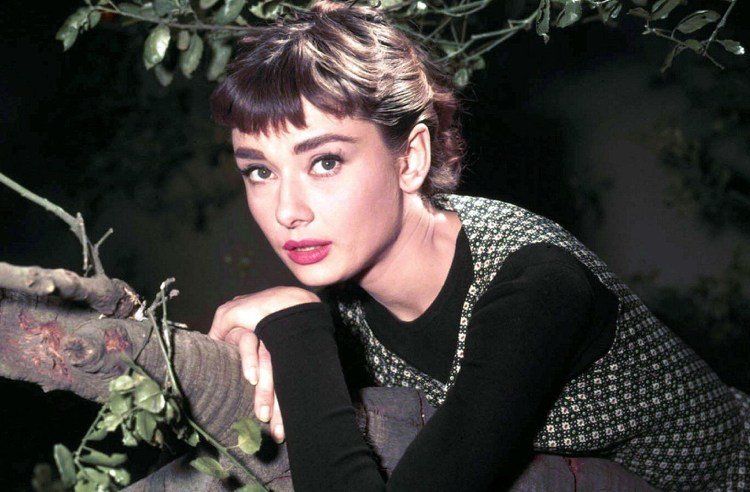 Penteado de Audrey Hepburn com franja curta