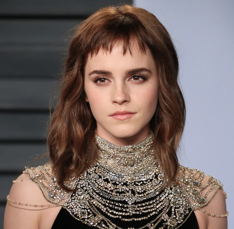 Emma Watson franja curta cabelo comprimento médio formato oval rosto