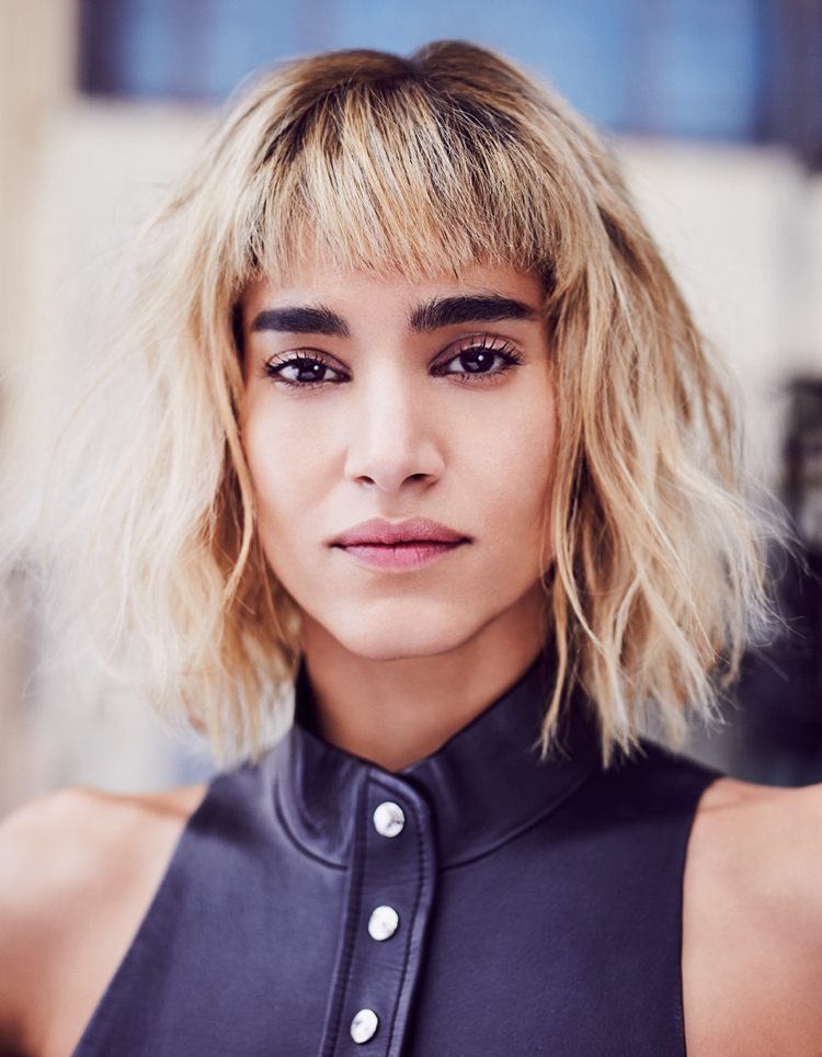 Bob com franja curta desfiada corte Sofia Boutella