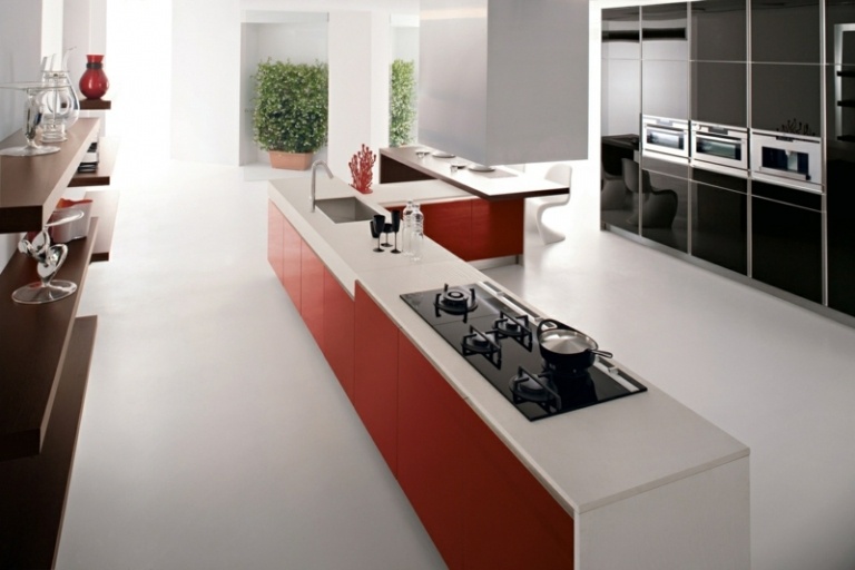 cozinha com bancada em ilha, armários corian branco vermelho