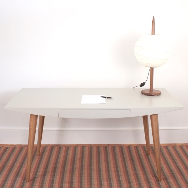 Candeeiro de mesa com design de secretária lacado a branco