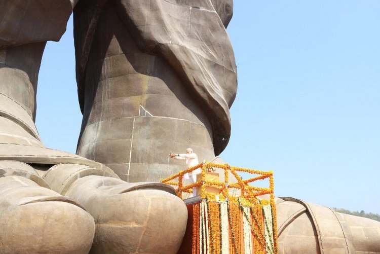 estátua mais alta do mundo projeto do centro de visitantes cerimônia dos modos narendra revelando arquibancada pés pés