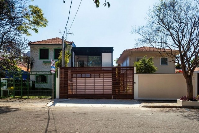 casa com terraço-renovação-fachada-garagem-são-paolo