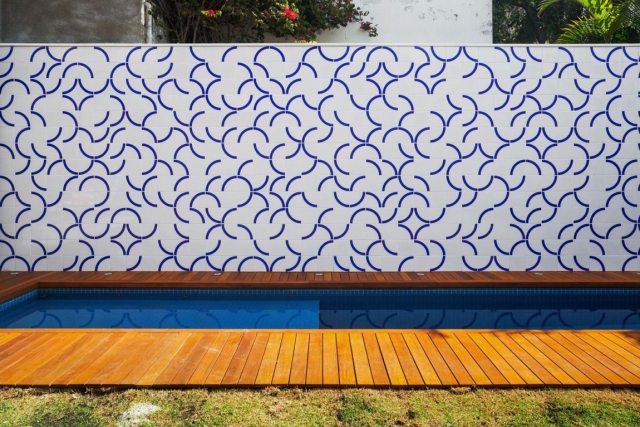 área da piscina-privacidade-tela-parede-azulejos-padrão lúdico