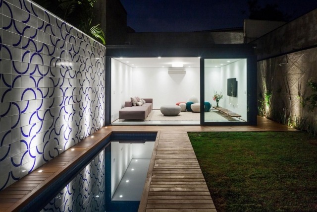 iluminação-pátio-estreito-piscina-chão-luzes-casa com piscina