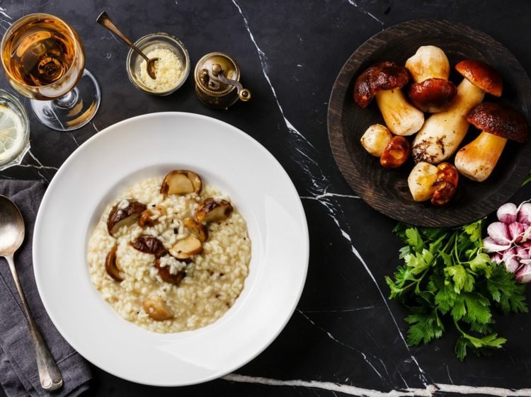 Reconhecer variedades de cogumelos comestíveis preparar risoto de cogumelos porcini