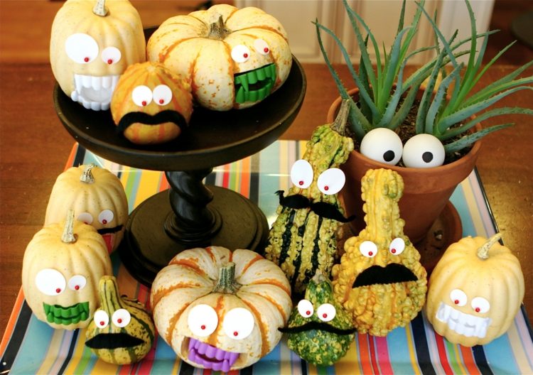 decoração de halloween para a mesa enfrenta abóboras engraçado aloe vera