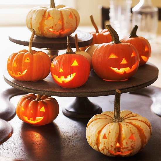 Decoração de rosto de abóbora sorridente na mesa para lanternas de Halloween