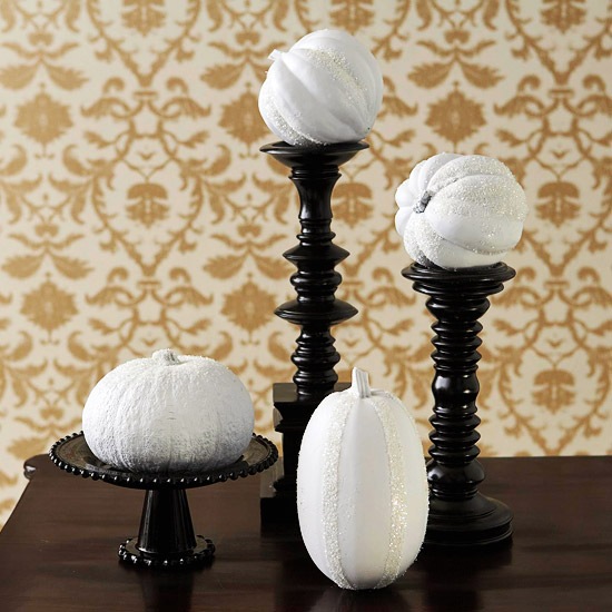 Idéias para decoração de mesa de Halloween castiçais pretos e abóboras