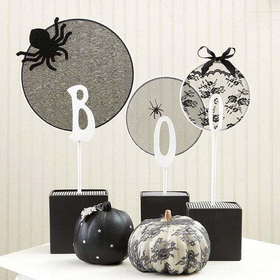 Presentes decorativos fantasmagóricos - em teias de aranha pretas de renda de Halloween