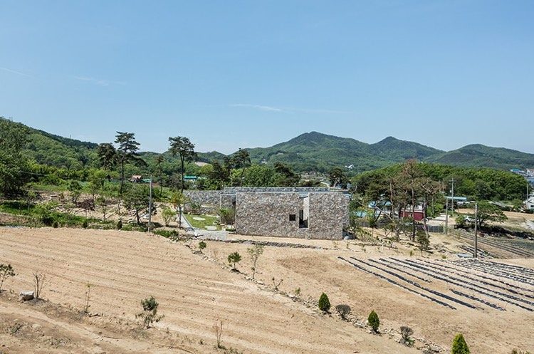 casa de pedra natural-arquitetura moderna-arredores-vista-distância