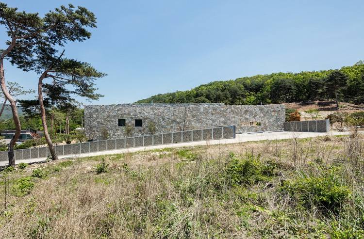 casa de pedra natural-arquitetura moderna-encosta-telhado plano