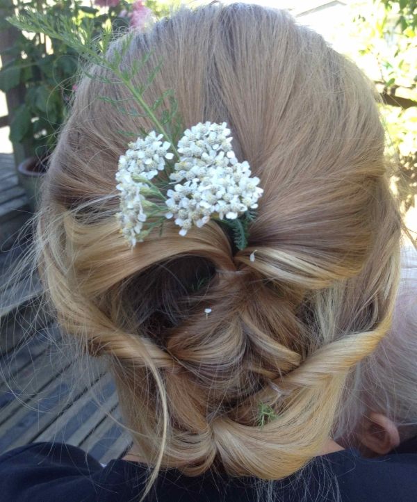 penteado interessante com flores reais