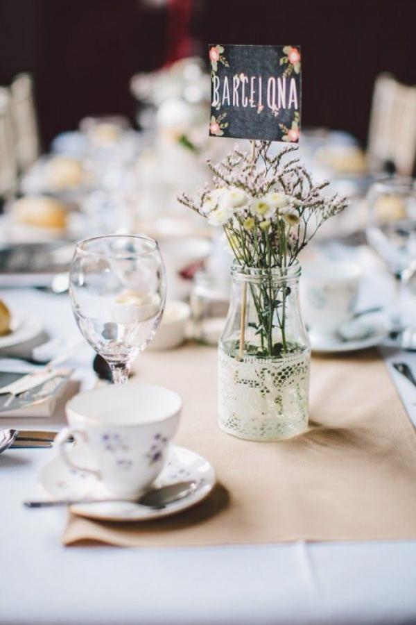 ideia de estilo fazenda de decoração de casamento branco