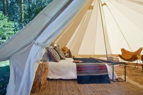 Tenda glamping da moda, ideias para móveis e travesseiros de camas confortáveis