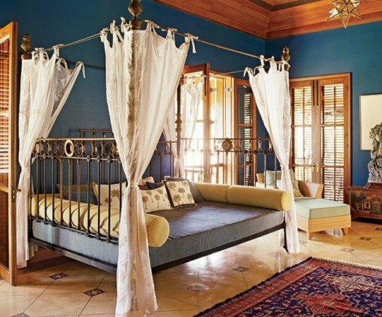 Quarto com sofá-cama em estilo colonial com pintura azul na parede