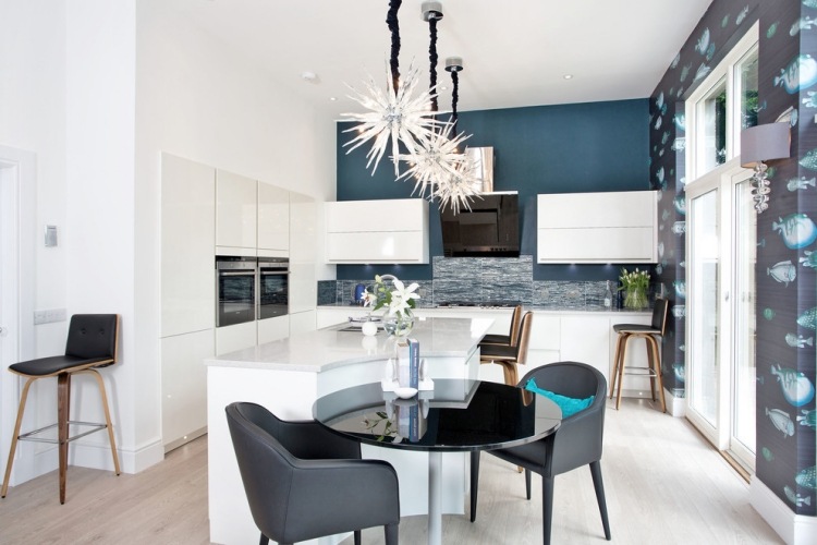 Ideias de decoração 2015 -trends-white-kitchen-blue-accent wall-kitchen island