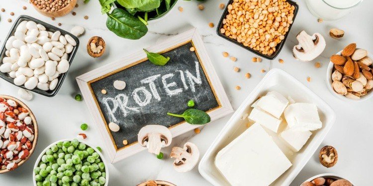 alimentos ricos em proteínas, como ervilhas, feijão, amendoins, amêndoas, queijo, cogumelos