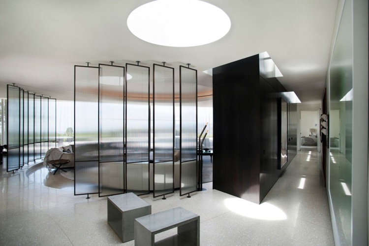 elegante-mobiliário-estilo-luxo-beverly-hills-living-room-glass-screen-light day