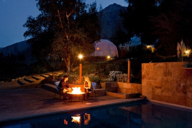 elqui domos hotel chile piscina lareira terraço noite