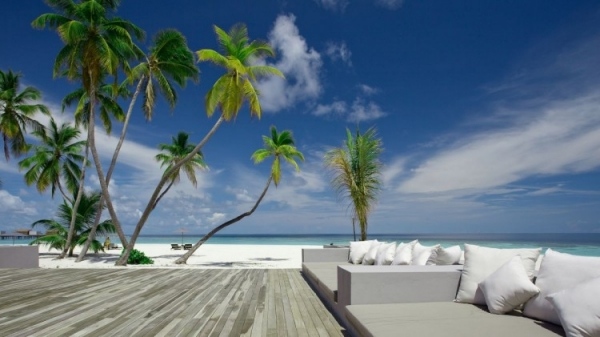 terraço aberto de madeira alila villas hadahaal resort exclusivo nas maldivas