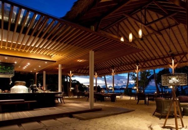 open bar alila villas hadahaal resort exclusivo nas maldivas